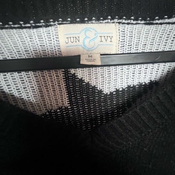 black and white star sweater- small - Picture 2 of 3